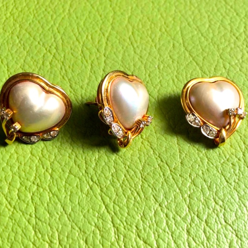 Pearl earrings with a matching pendant with diamonds. Framed with 14K real gold.